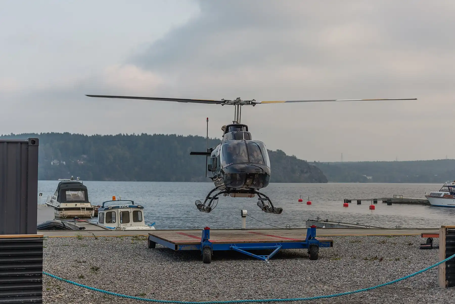 Bell 206 JetRanger — view 2