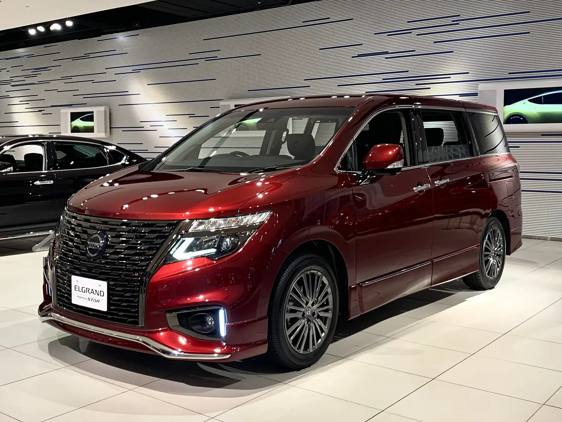 Nissan Elgrand · 2017 — exterior