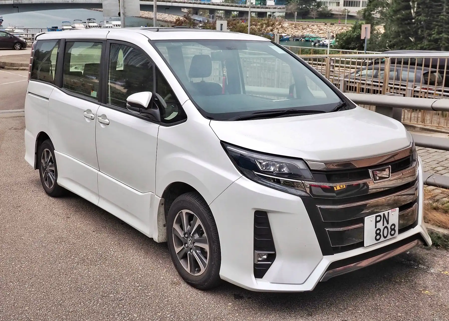 Toyota Noah · 2018 — exterior
